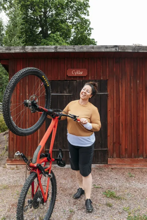 Sportigt klädd kvinna med cykel.